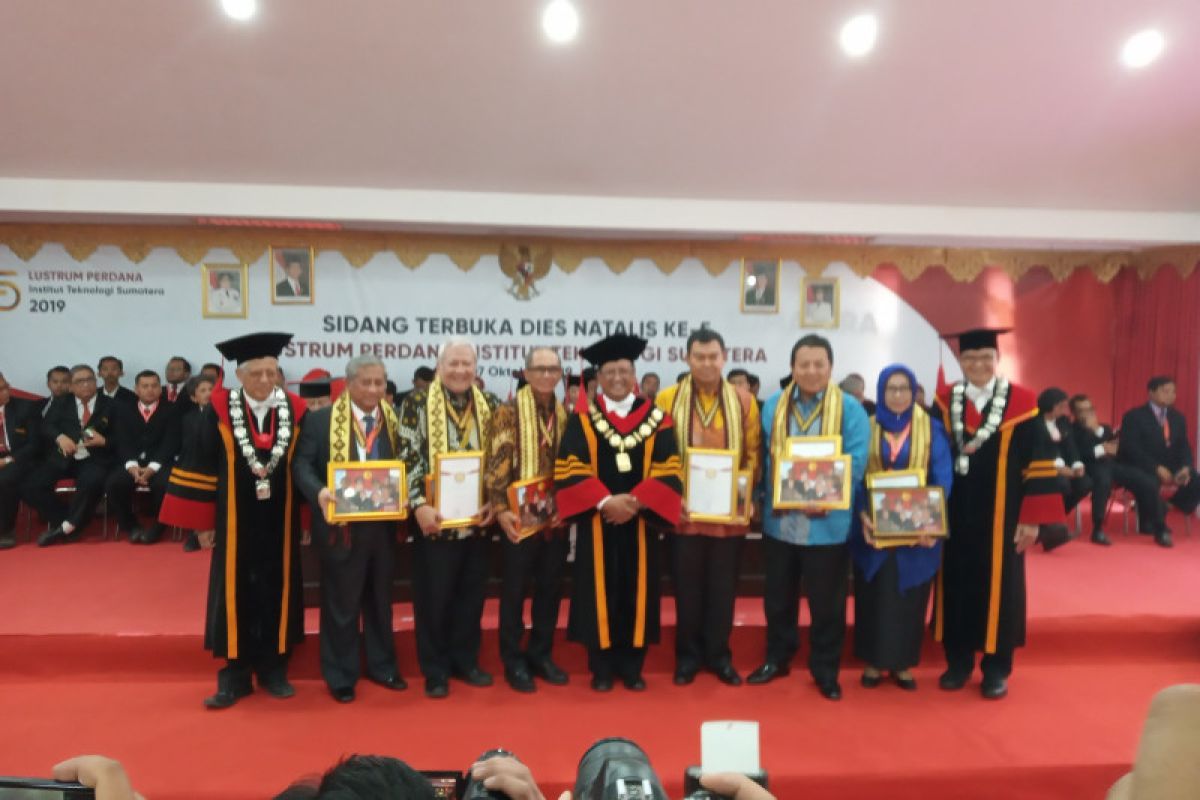 Gubernur Lampung terima penghargaan Lustrum Perdana Itera