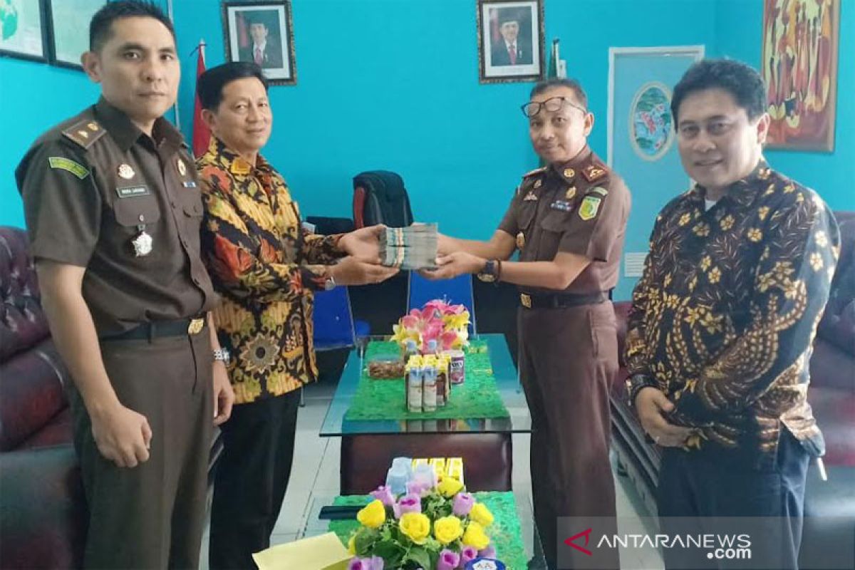 Jaksa serahkan uang pengganti korupsi tunjangan guru