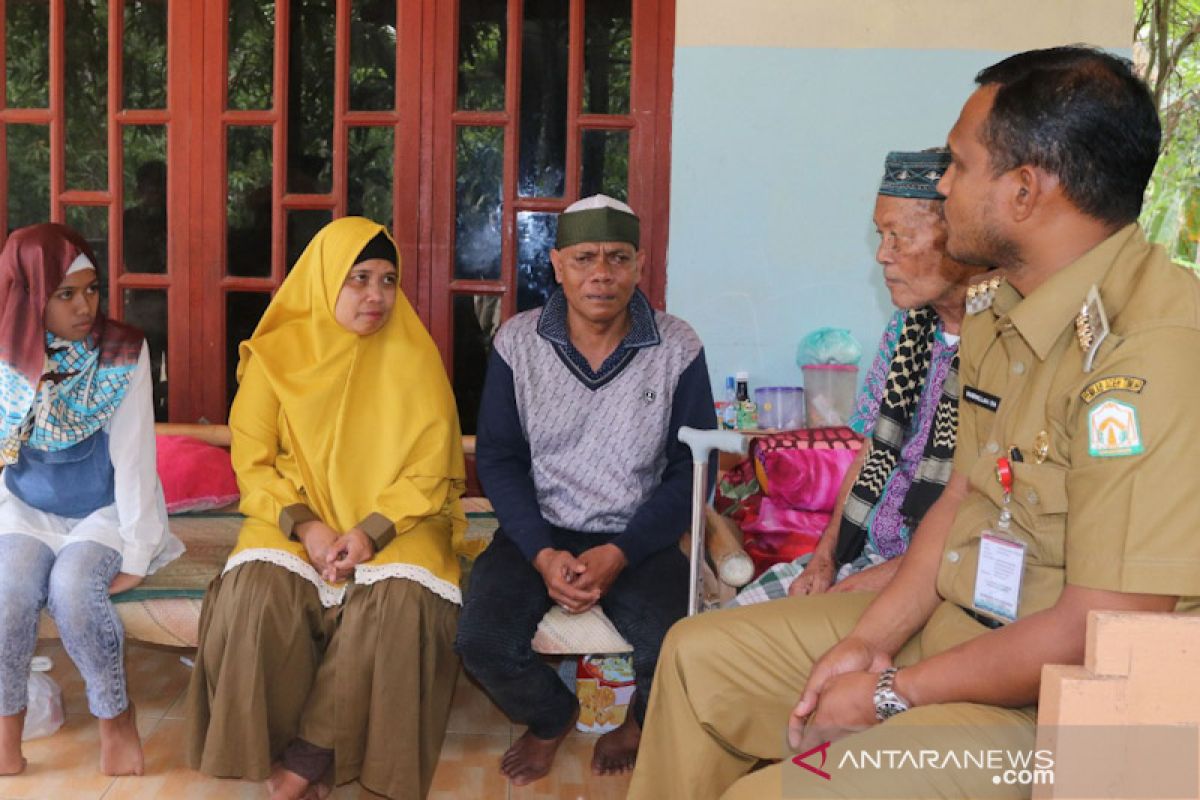 Bupati kunjungi kedatangan pengungsiWamena di Aceh Timur