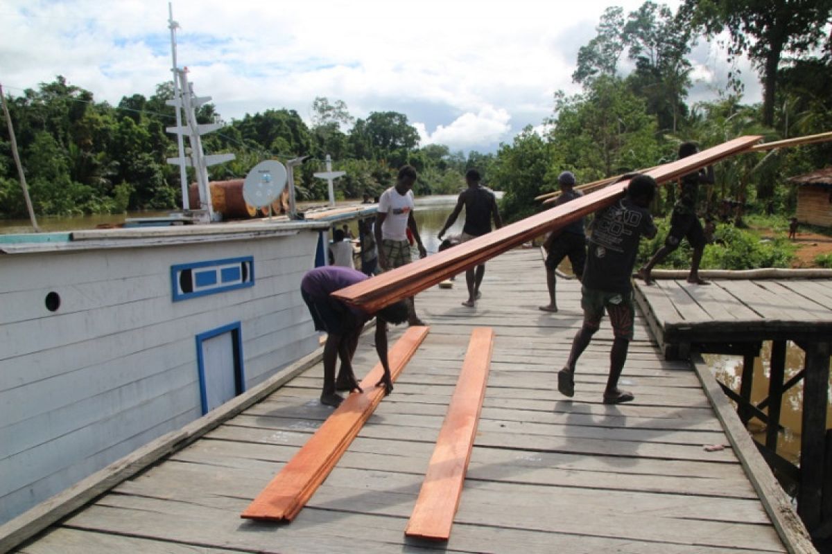 Warga Kogir antusias membantu Satgas TMMD Kodim Merauke