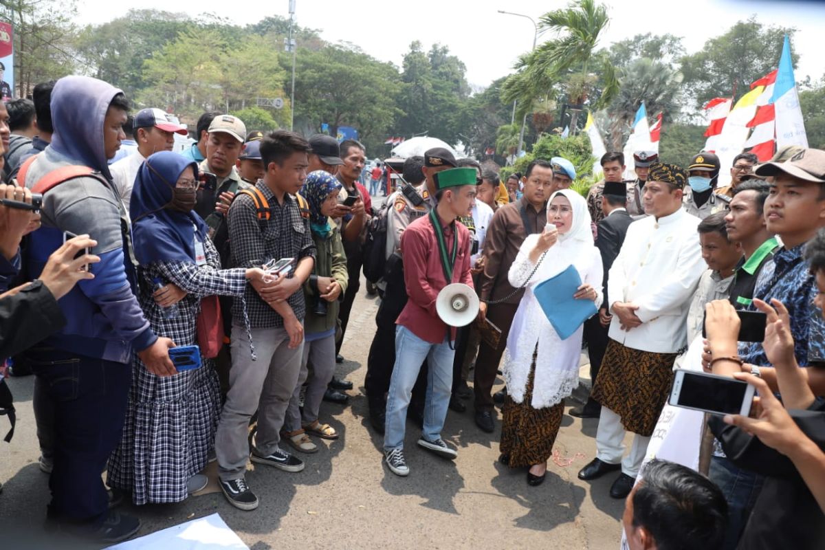 Bupati Serang temui Para demonstran saat HUT ke 493