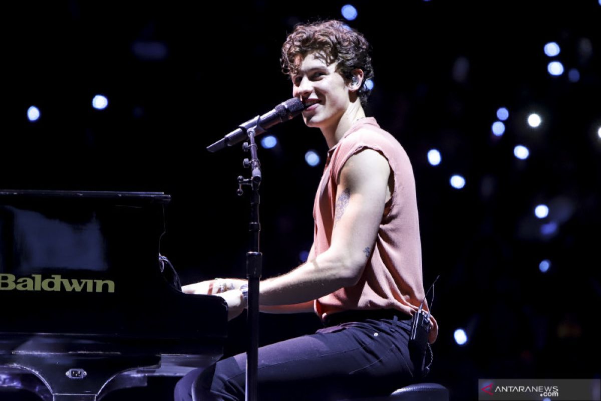 Shawn Mendes mainkan "Fix You" milik Coldplay dengan pianonya