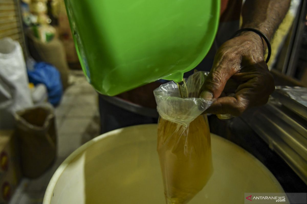 Terkait larang edar minyak goreng curah, ini kata pengamat ekonomi