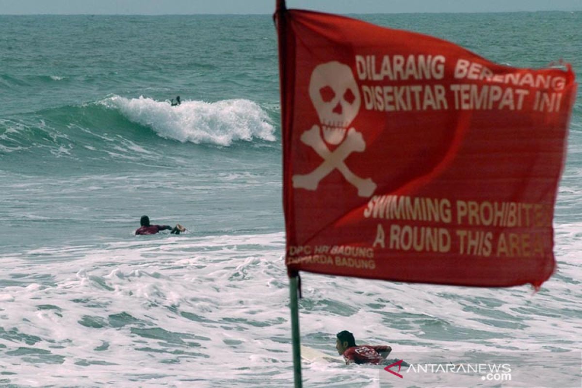 BPBD pasang spanduk larang berenang di Pantai Tiku