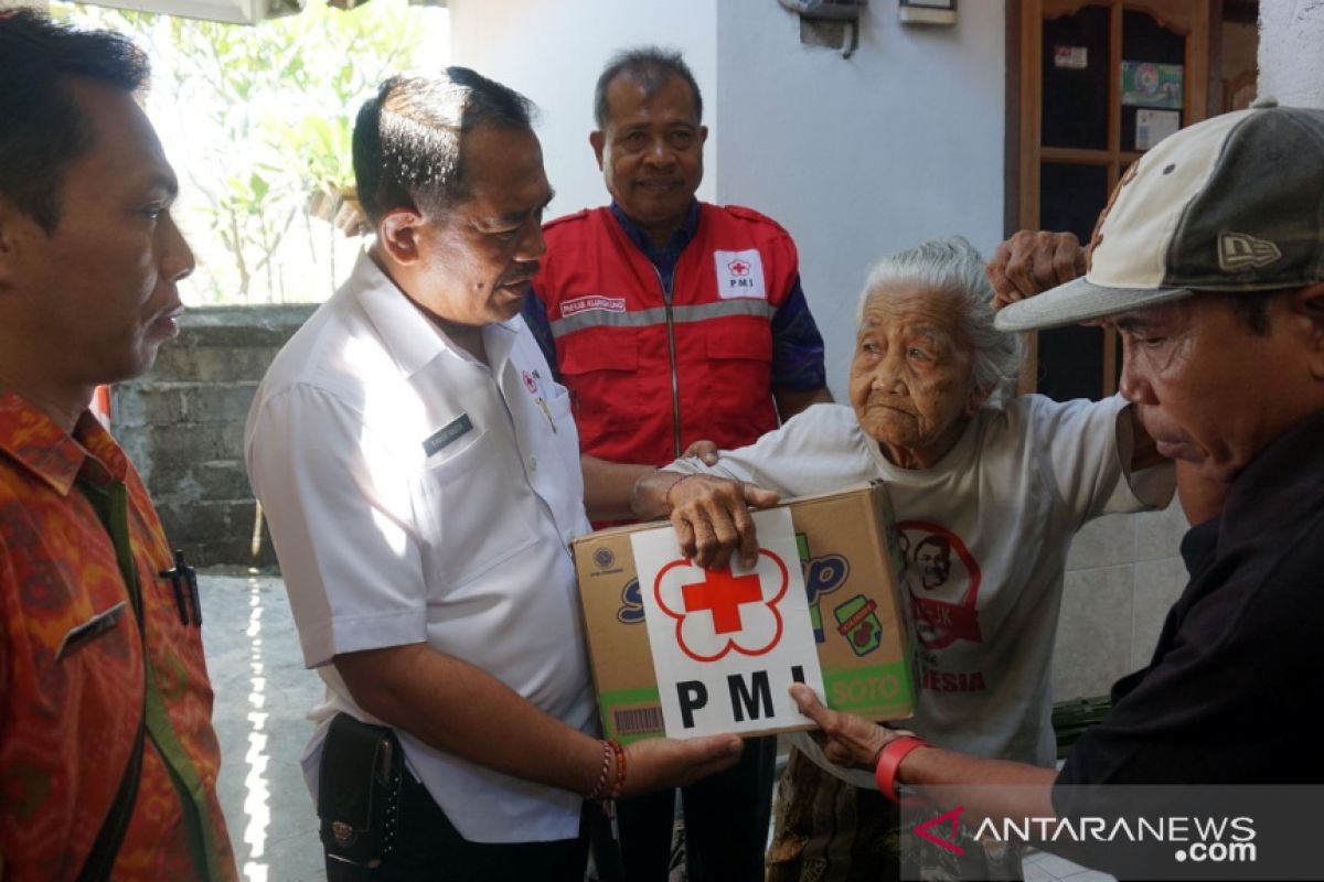 PMI Klungkung bantu sembako lansia dan KK kurang mampu