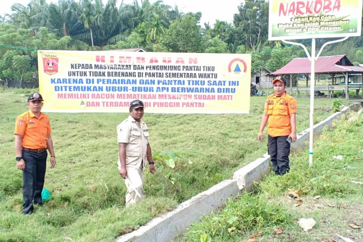 BPBD pasang spanduk larang berenang di Pantai Tiku