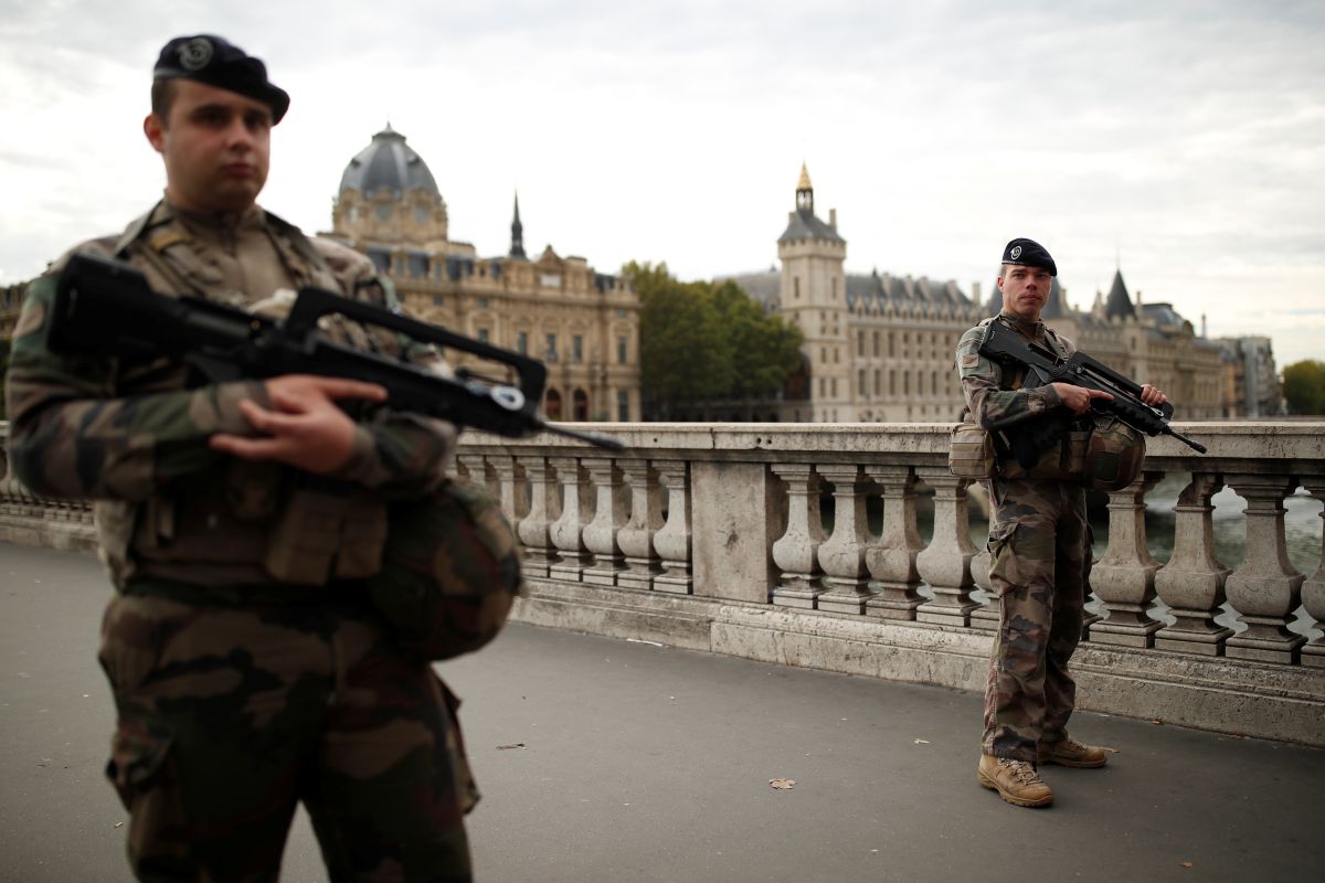 Penyerang Mabes Kepolisian Paris miliki data kolega polisi lainnya