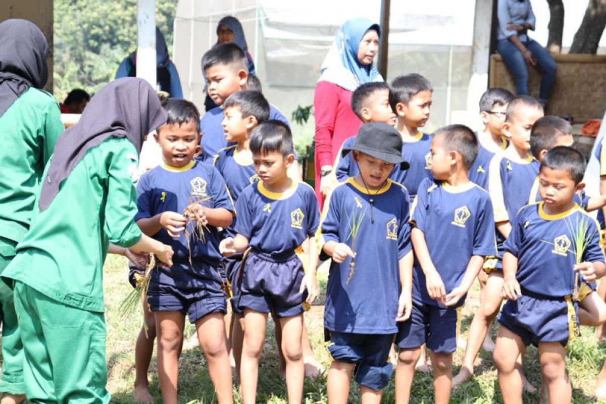 107 siswa SD Pengadilan 5 Bogor kunjungi Agroeduwisata Polbangtan Bogor