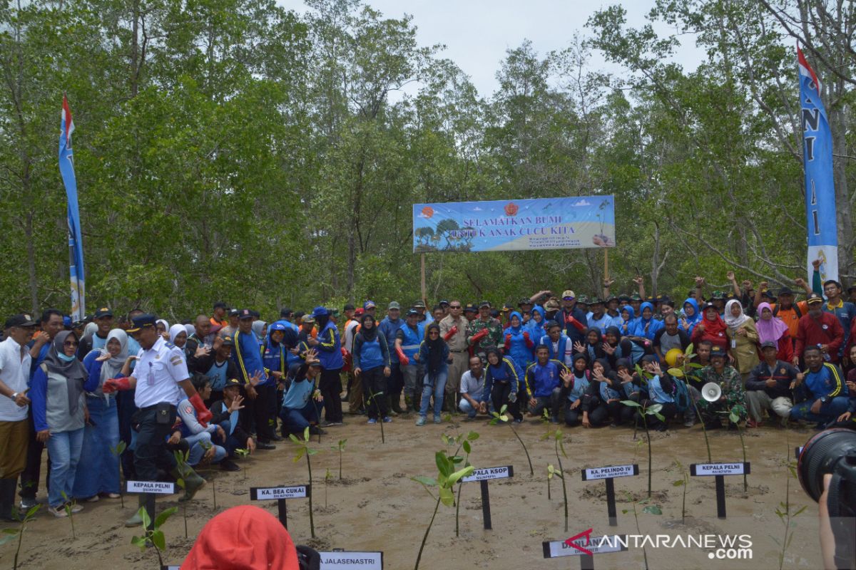 TNI dan Polri tanam mangrove di Teritip Balikpapan