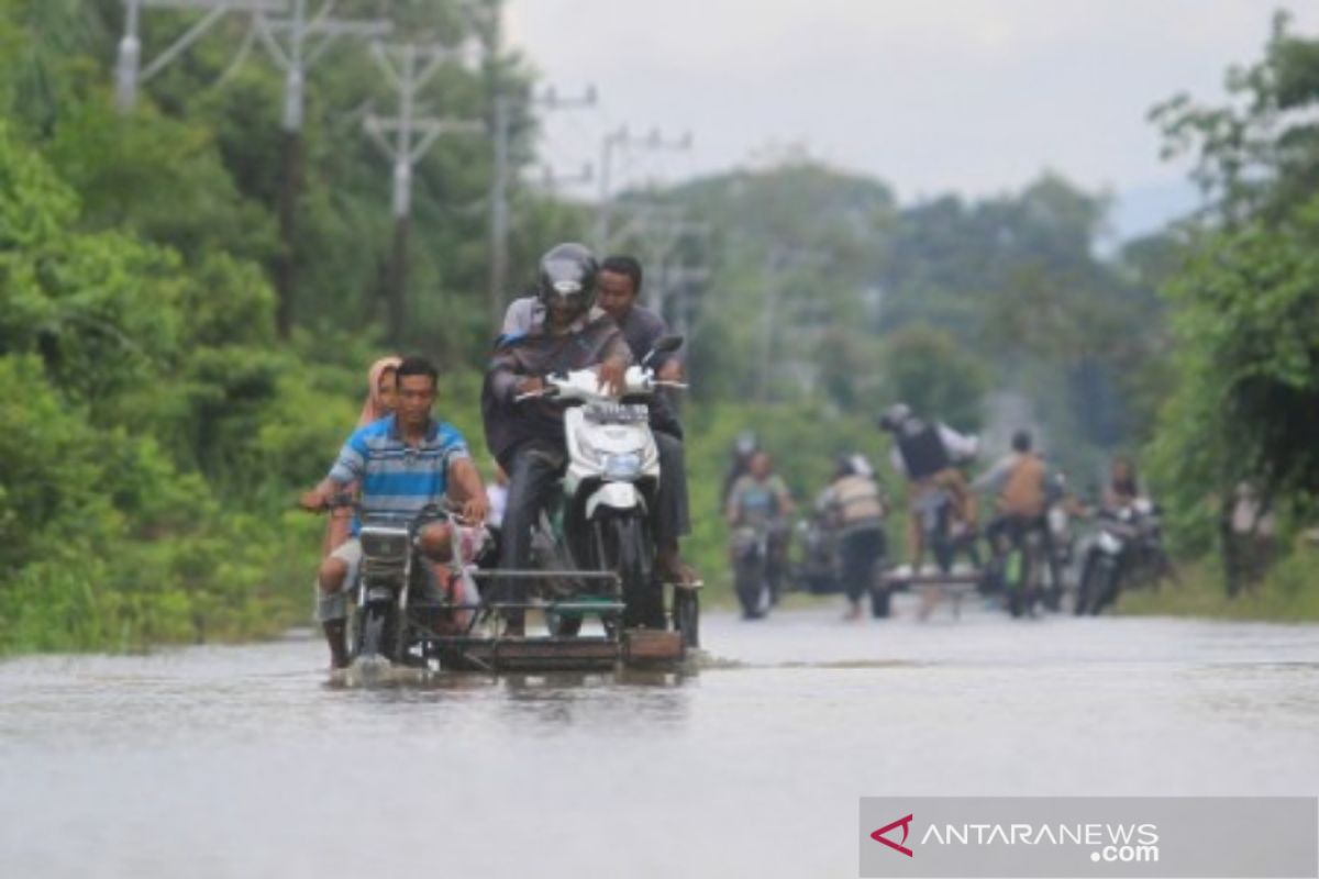 Banjir ganggu akses transportasi warga di Aceh  Barat