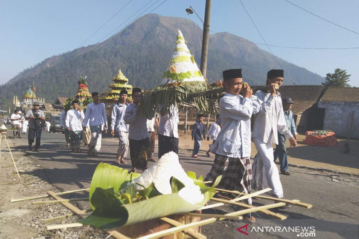 Kirab "Ingkung Sewu" syukuran warga Gunung Andong atas pertanian subur