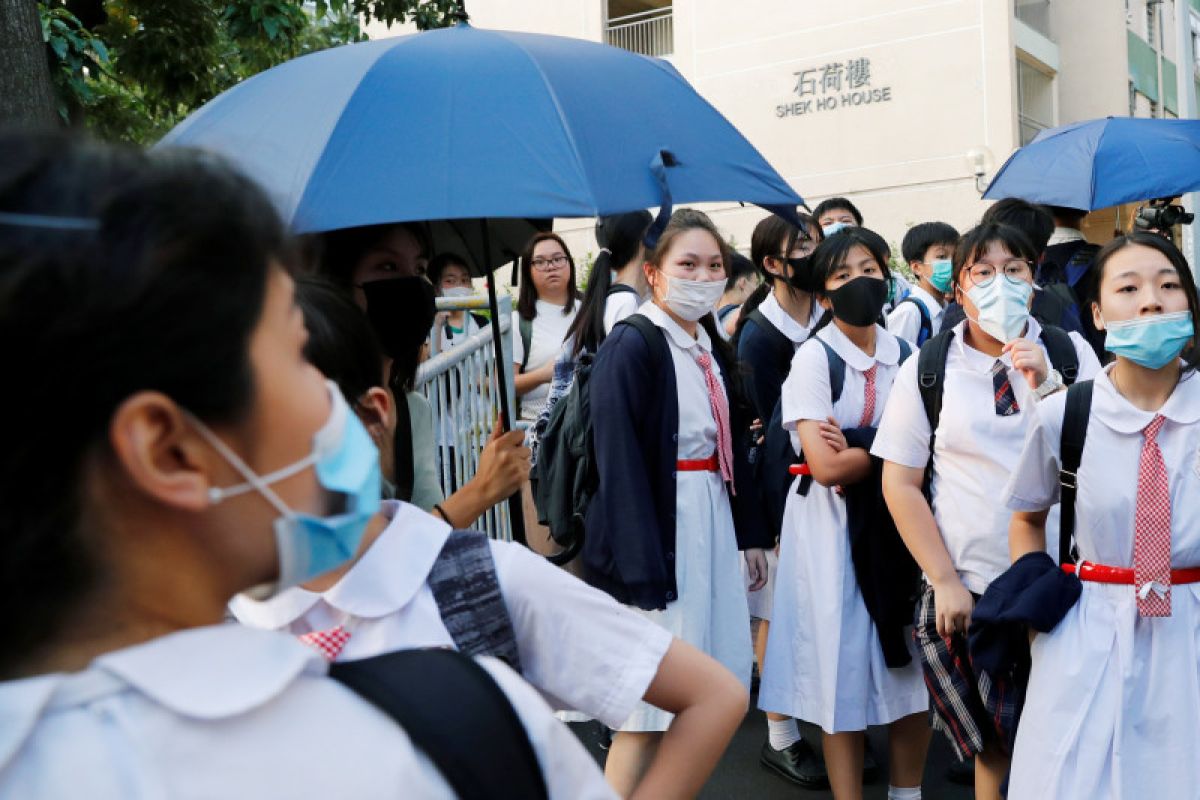 Mahasiswa bermasker berkumpul saat wisuda di Hong Kong