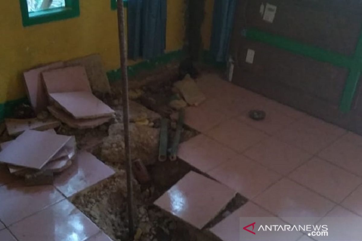 Longsor dan pergeseran tanah terjang tiga rumah di Sukabumi