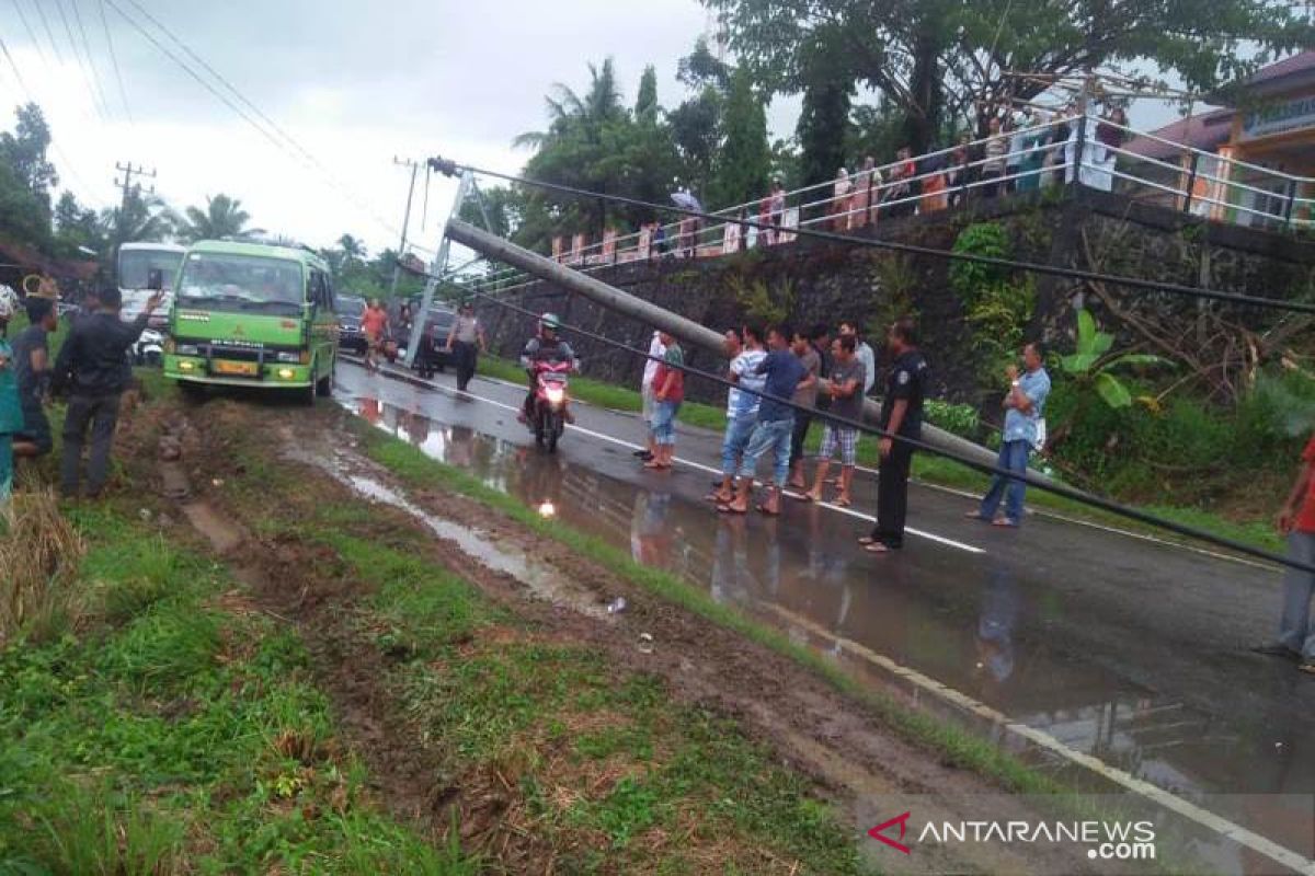 Hujan lebat guyur Abdya, tiga tiang listrik tumbang