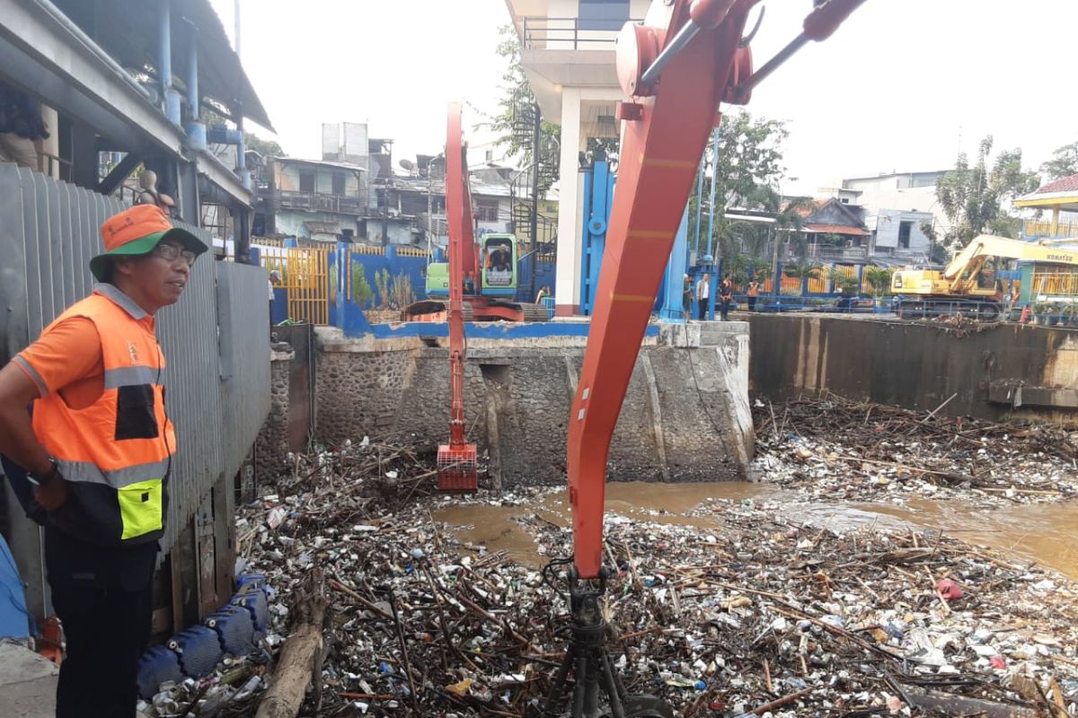 Hujan mulai turun, Jakarta siapkan 4.000 personel berjaga di pintu air