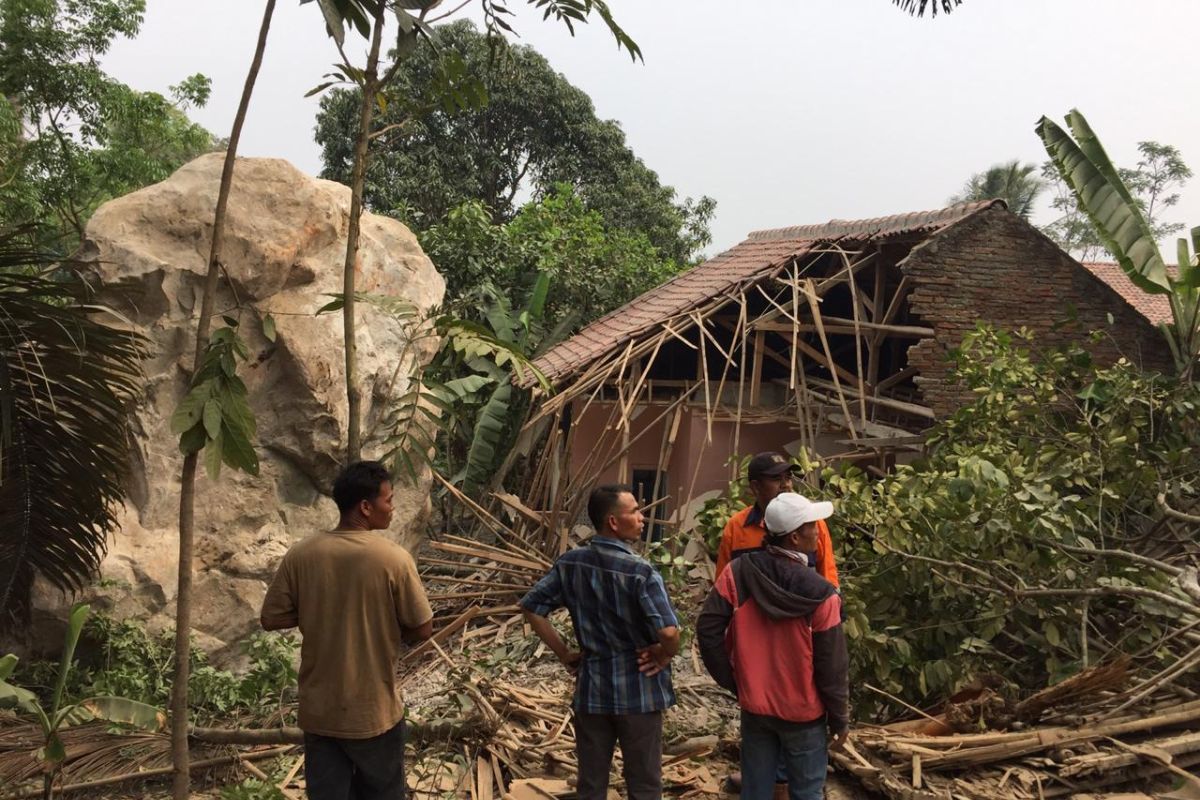 Rumah warga Purwakarta tertimpa batu besar telah didata