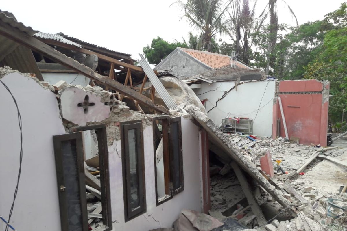 Batu besar jatuh di Purwakarta, sejumlah rumah dan sekolah ambruk tertimpa