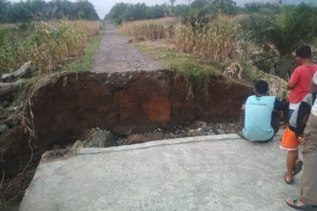 Air bah putuskan jalan perkebunan warga Ophir Pasaman Barat