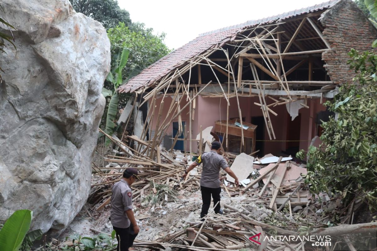 Batu besar hantam sejumlah rumah dan sekolah hingga ambruk