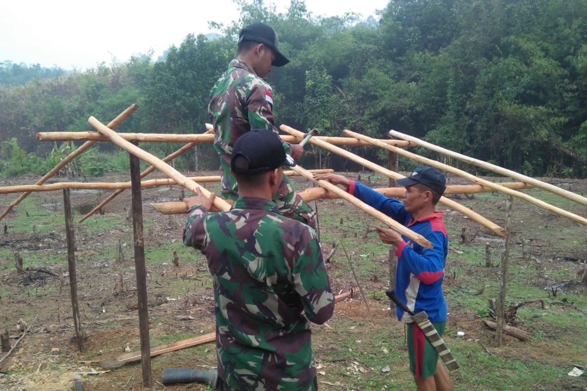 Satgas Pamtas bantu warga perbatasan dirikan pondok di ladang