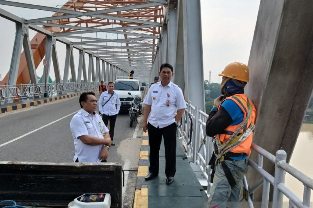 Kadis PUPR Kalteng pastikan tak ada kerusakan di Jembatan Kahayan