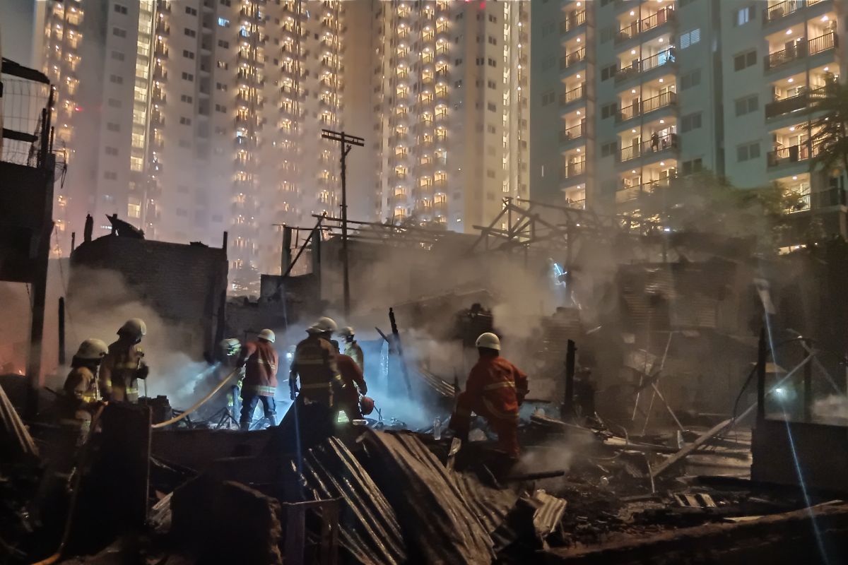 Tiga warga Cawang korban kebakaran dibawa ke rumah sakit