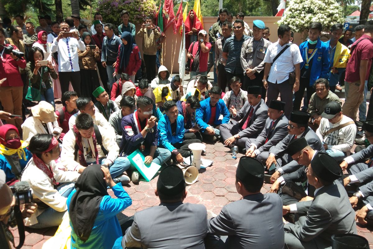 Mahasiswa demo saat pelantikan anggota DPRD Banjarbaru