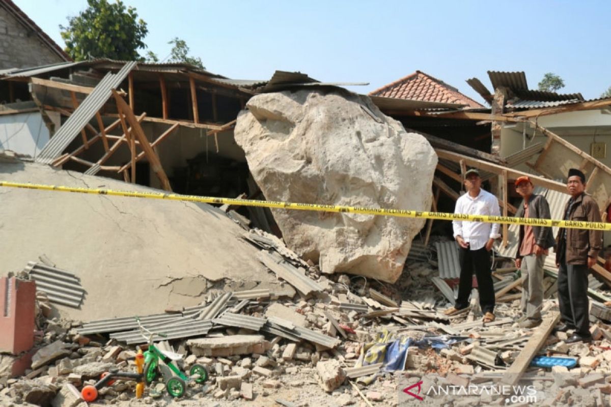 Batu besar timpa rumah warga Purwakarta, Polisi periksa tiga saksi