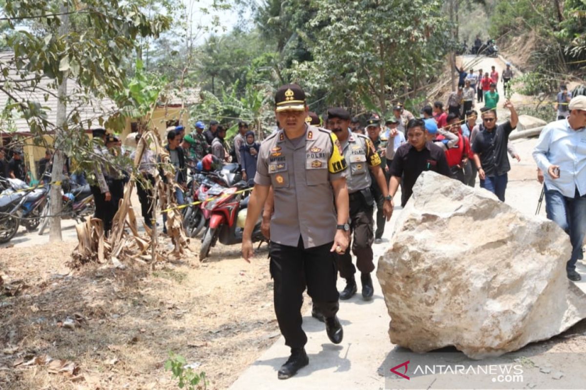 Batu besar timpa rumah warga, Polres Purwakarta siap proses hukum jika akibat kelalaian