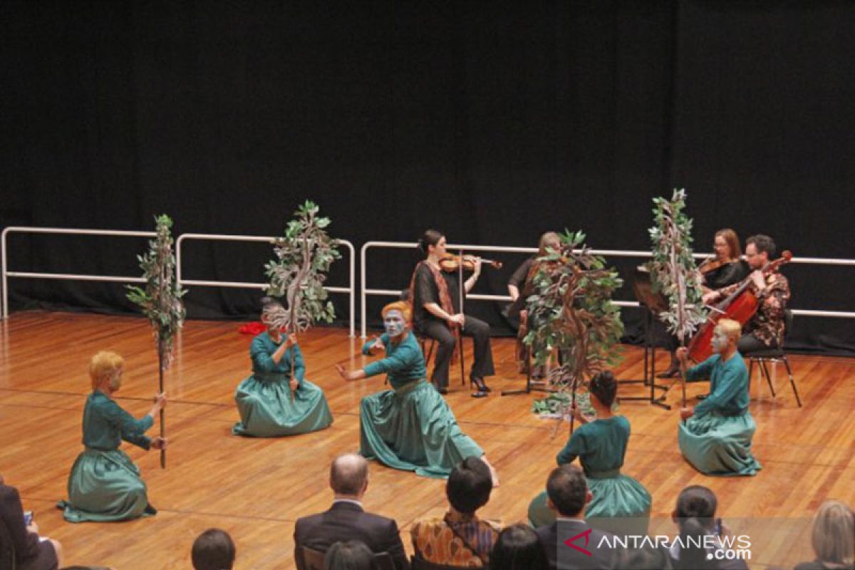 Orkestra Melbourne berkolaborasi dengan Didik Nini Thowok