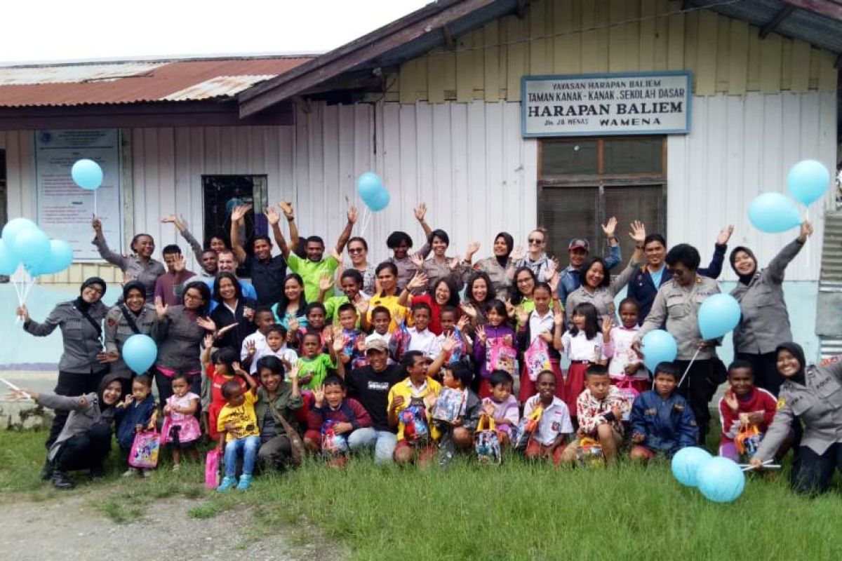 Polda Papua coba pulihkan trauma kepada guru dan anak-anak