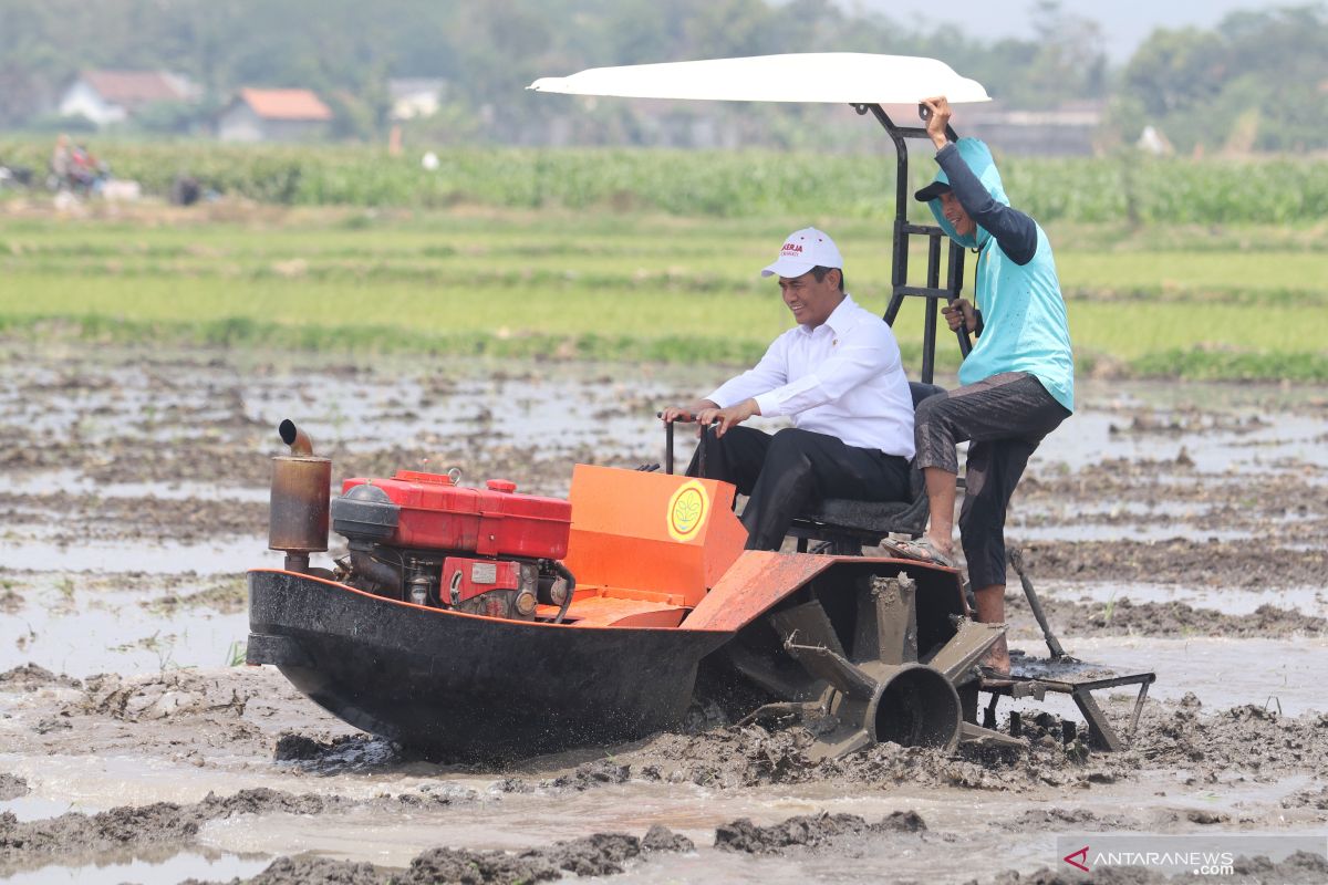 Di Kediri, Mentan Amran demonstrasikan mesin teknologi pertanian