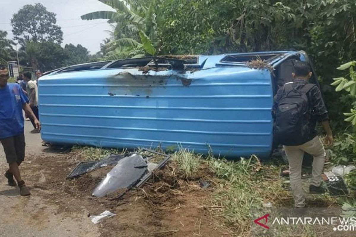 Ban pecah, mobil pengangkut atlet silat Mukomuko terguling di Jalan lintas Sumatera