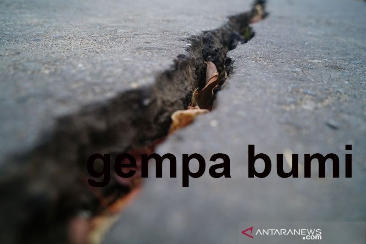 Warga ambon berhamburan ke tempat terbuka akibat dua gempa beruntun