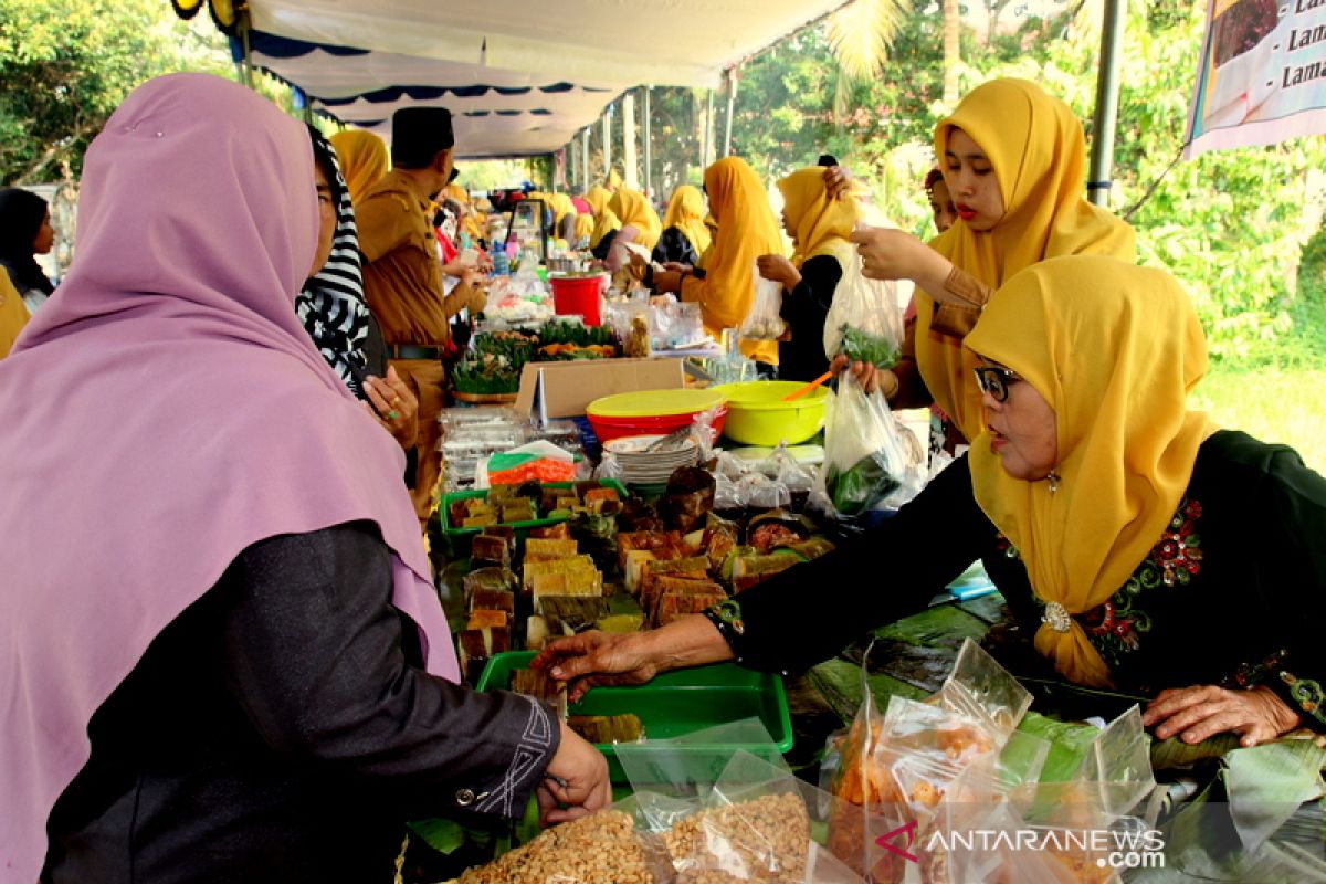 Ingin menyantap rendang bilalang datang ke pasar kuliner Sijunjung