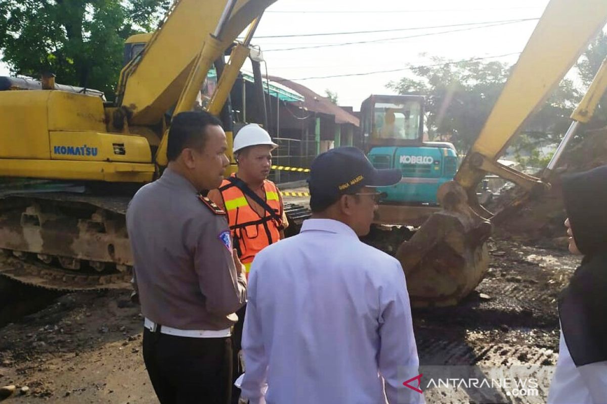 Jalan menuju Lolong Padang ditutup