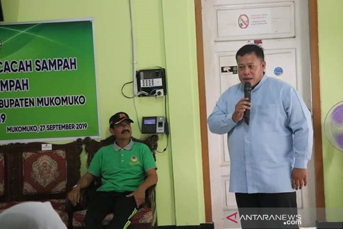 Bupati Mukomuko serahkan mesin pencacah sampah kepada sekolah