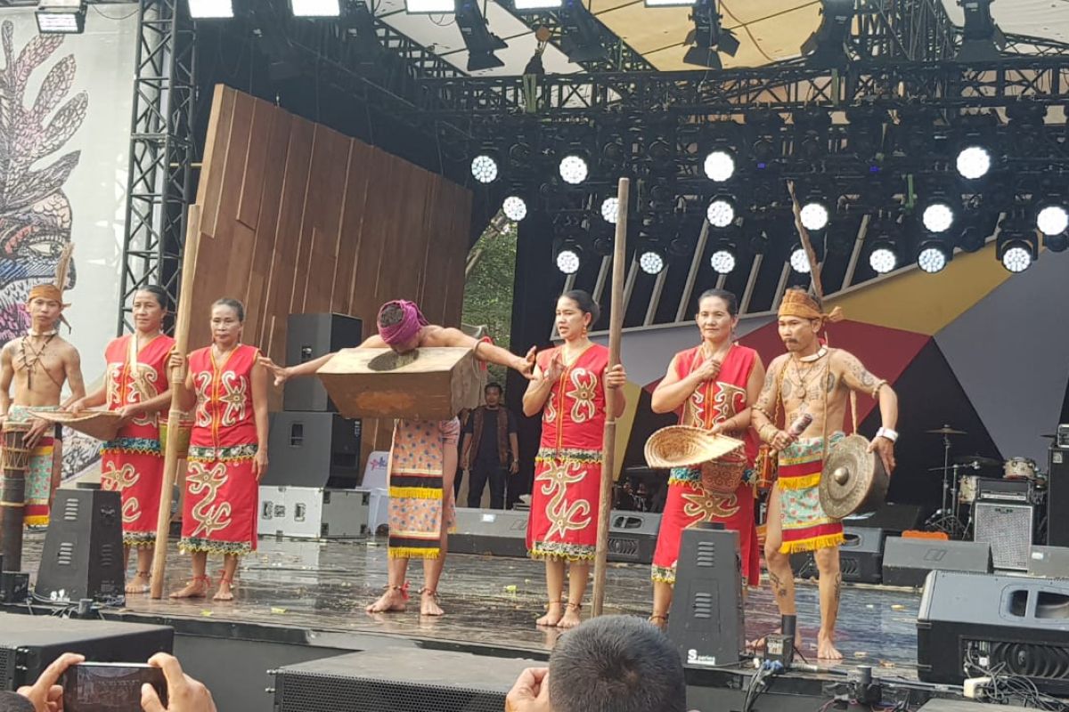 Tari Lesung Mualang melenggang di Istora Senayan