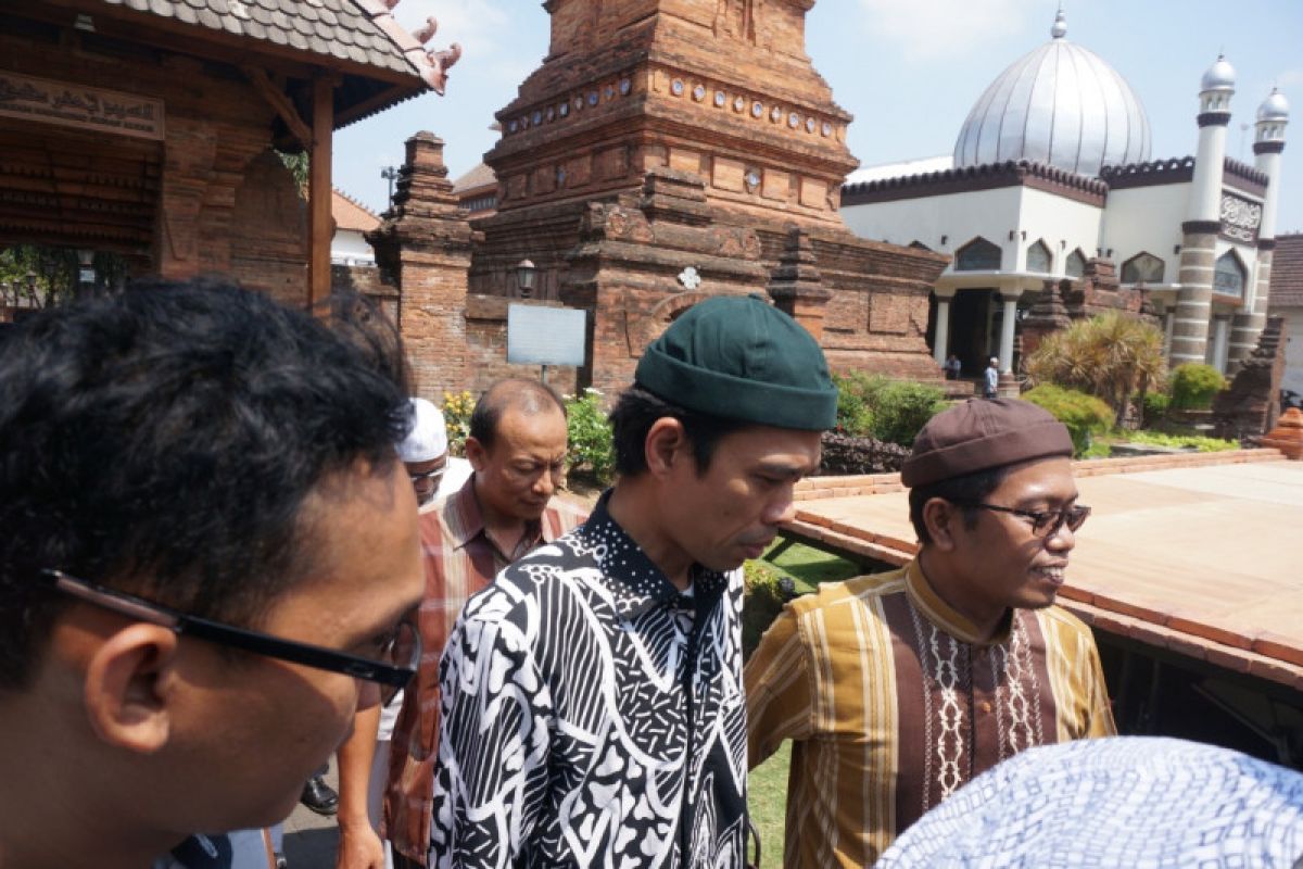 Ustad Somad kunjungi Makam Sunan Kudus