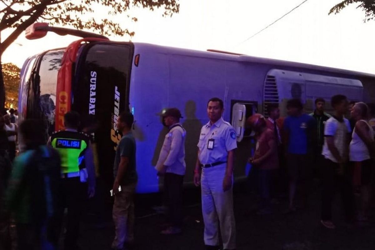 Bus terguling di Nganjuk, delapan penumpang terluka