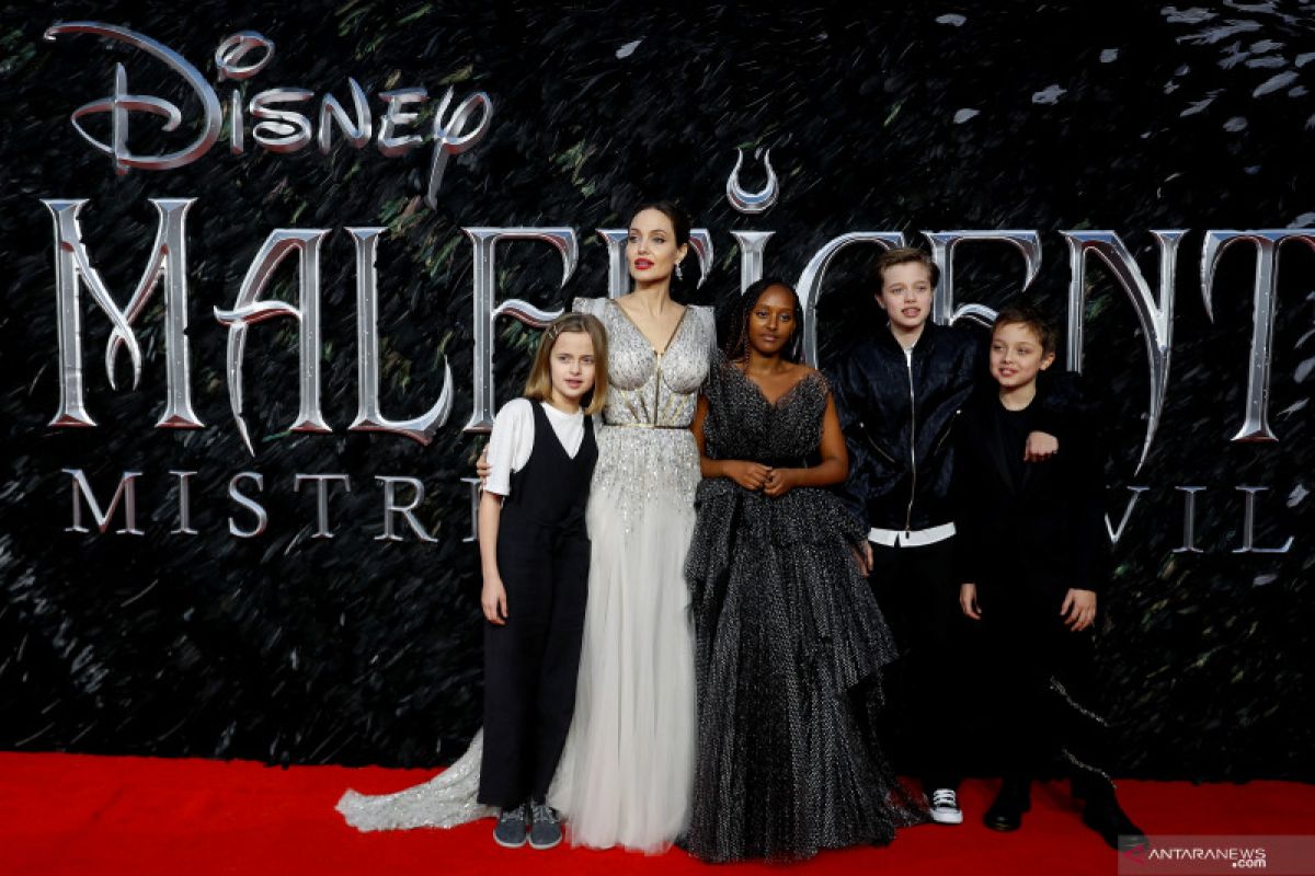 Jolie dan Pfeiffer adu kekuatan di sekuel "Maleficent"