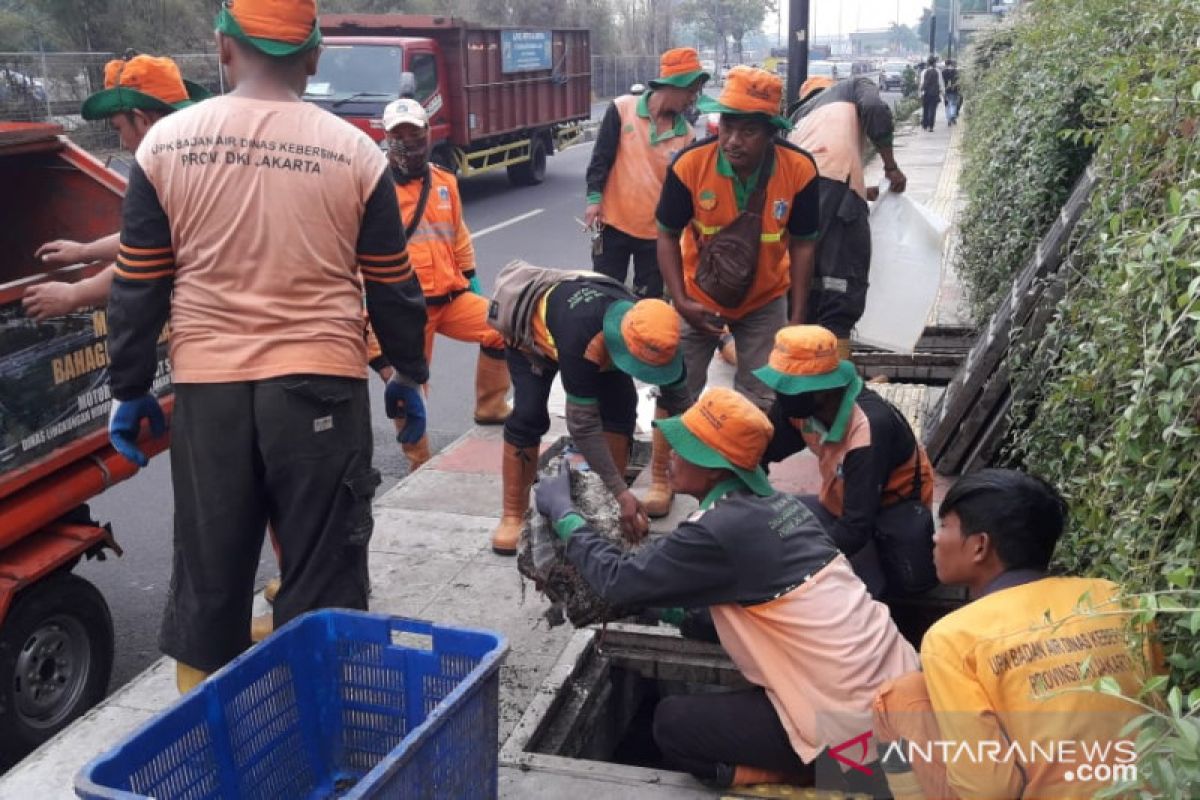 Gorong-gorong dikeruk di Kebon Jeruk antisipasi banjir