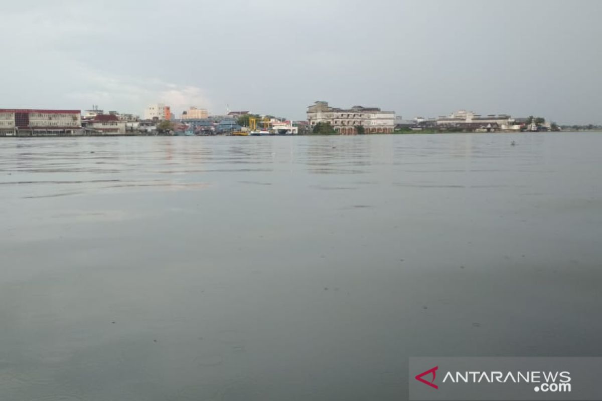 Warna air Sungai Kapuas berubah jadi bening kehijauan