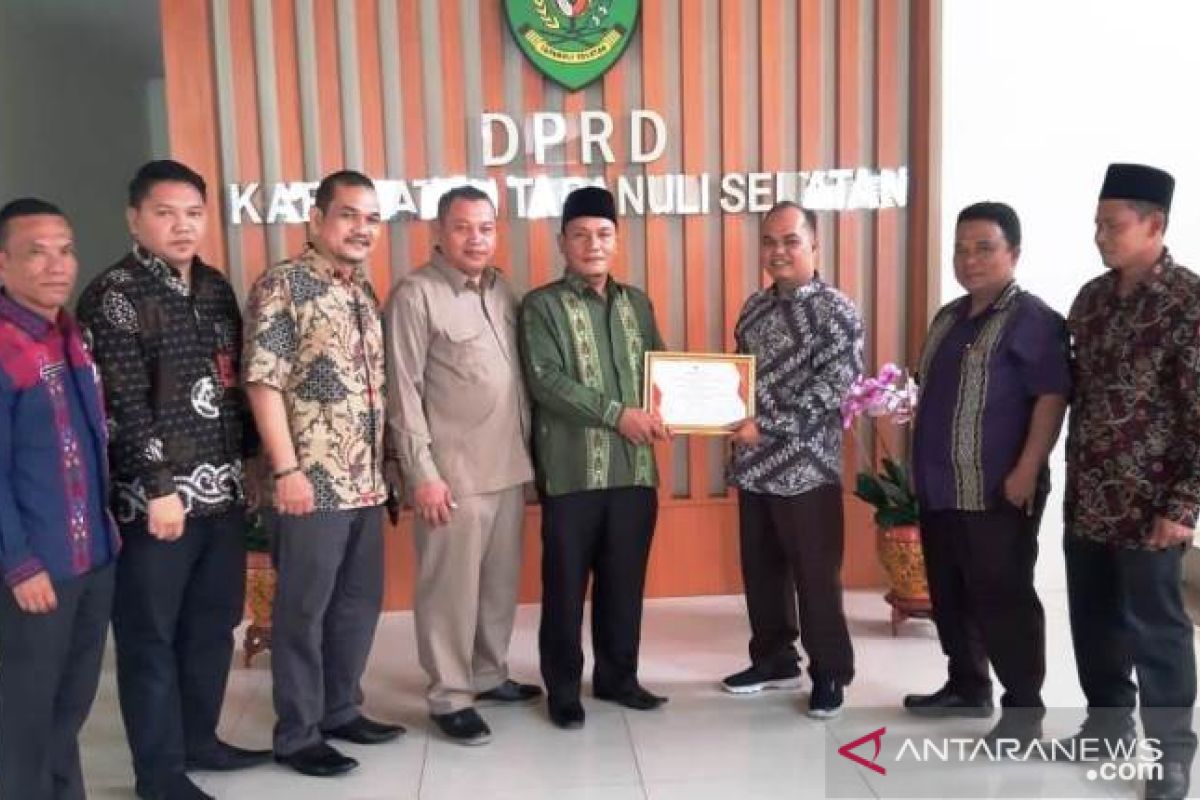 KPU berikan penghargaan kepada DPRD Tapanuli Selatan