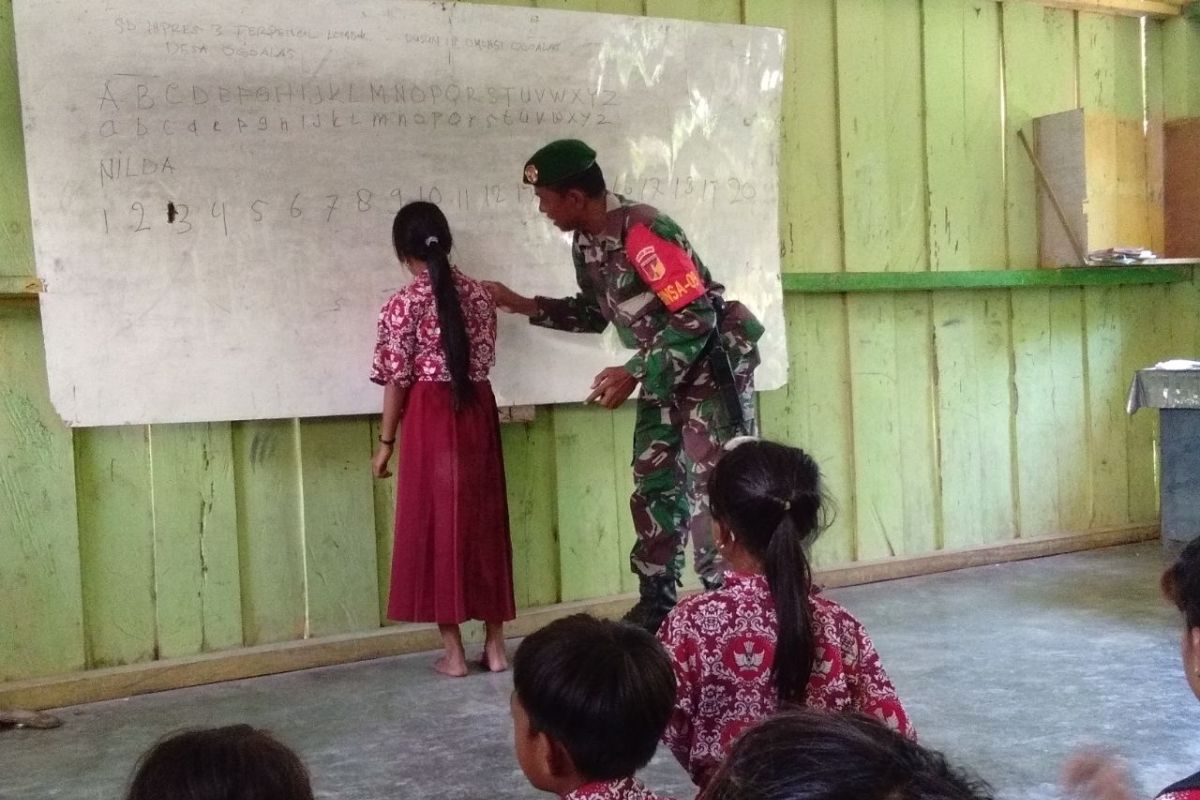 Satgas TMMD ajarkan wawasan kebangsaan kepada siswa di desa terpencil
