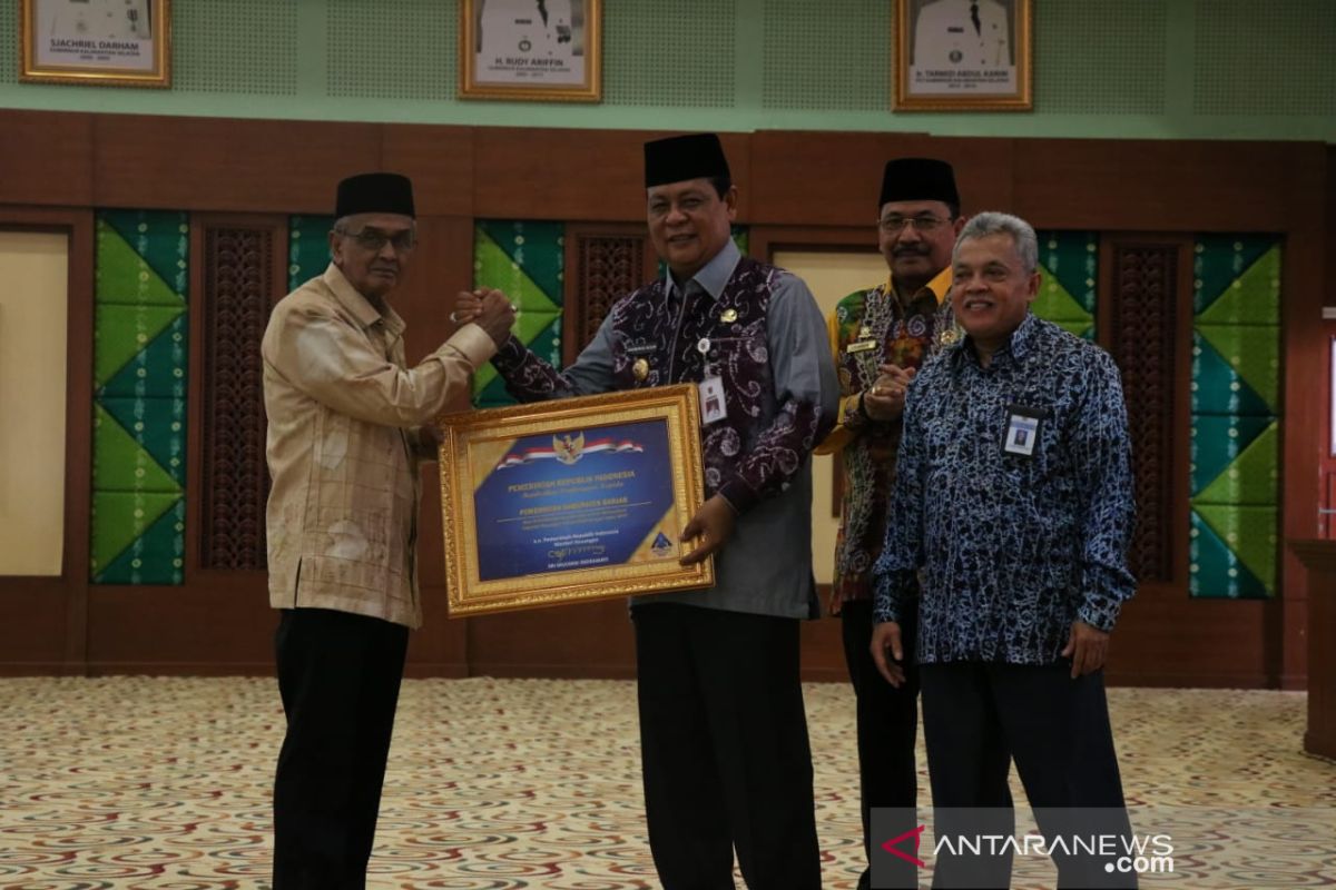 Banjar Regent receives WTP placard from the governor