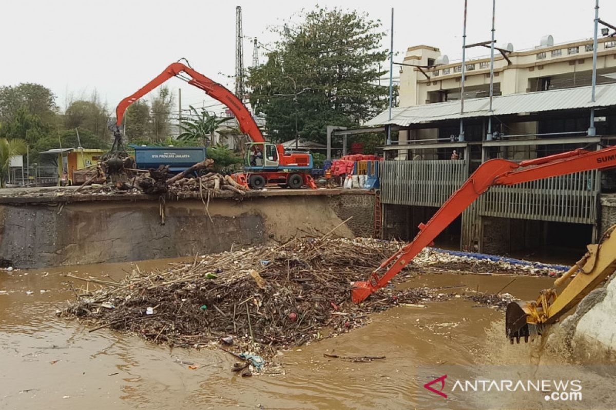 Sampah di Pintu Air Manggarai capai 156 truk pascahujan pertama