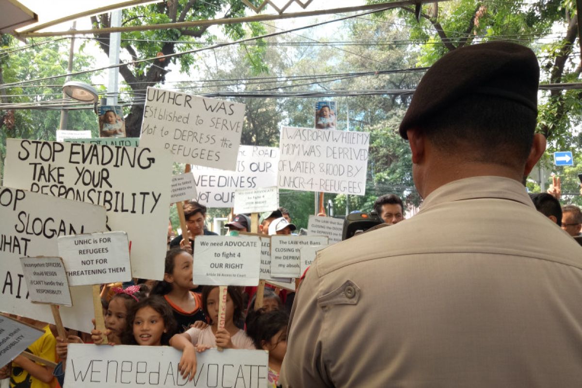 Refugees again protest outside UNHCR Jakarta office