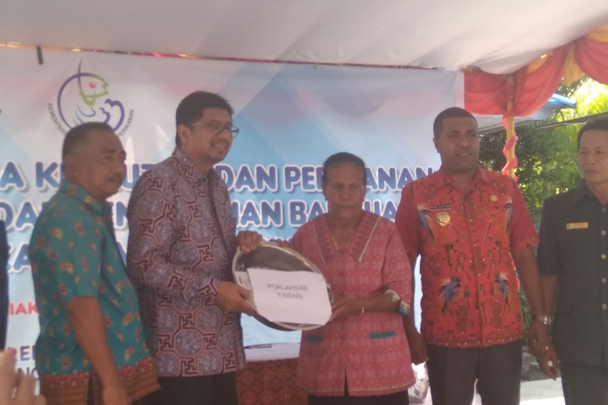 KKP salurkan bantuan pengolahan ikan kepada 12 kelompok nelayan Biak