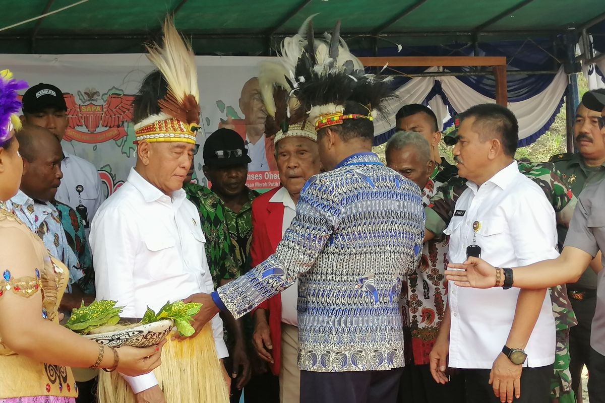 Menhan Ryamizard Ryacudu dinobatkan jadi anak adat Tabi Jayapura, Papua